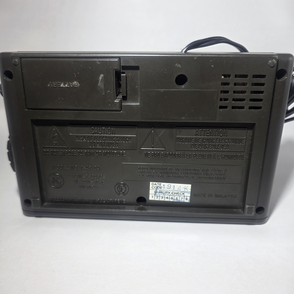 GE Digital Alarm Clock Radio AM FM  7-4612A Woodgrain Vintage TESTED - Picture 3 of 5